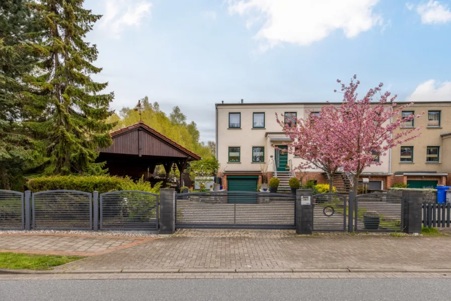 Außenansicht Haus und Carport