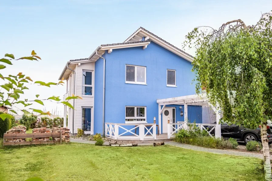 Ansicht Vorderseite - Haus kaufen in Kröslin - Entspanntes Wohnen mit Seeblick in ruhiger und exklusiver Lage