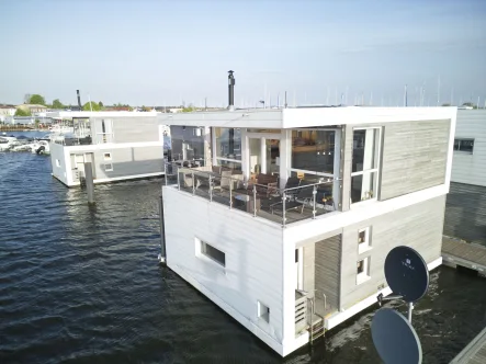 Floating House - Haus kaufen in Kröslin - Exklusives schwimmendes Ferienhaus in Bestlage des Yachthafens