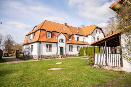 Hausansicht vom Garten - Haus kaufen in Spantekow - Landleben pur auf riesigem Grundstück mit Scheune und Teich