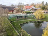 Blick auf den Teich und die Voliere