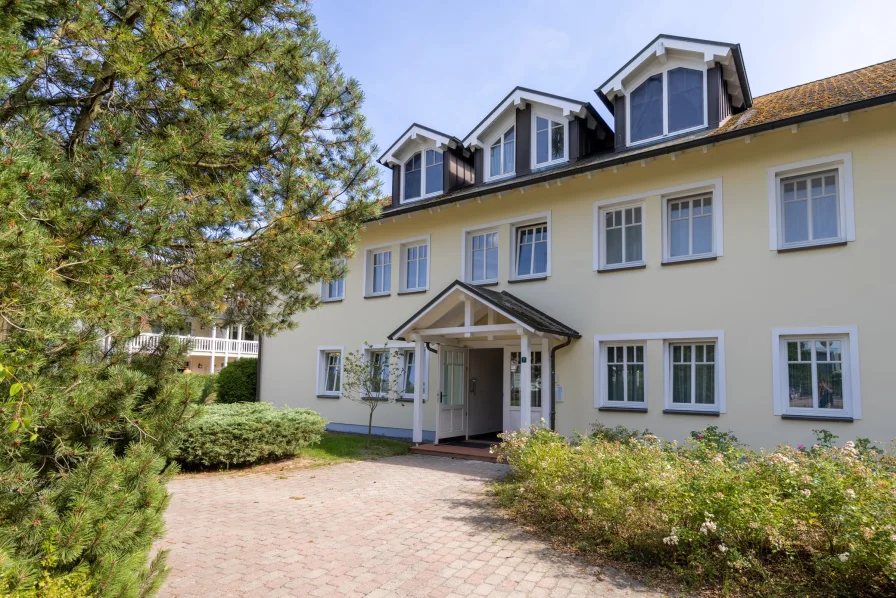 Haus Außenansicht - Wohnung kaufen in Ostseebad Binz - Schöne Wohnung im Dünenpark Resort Binz