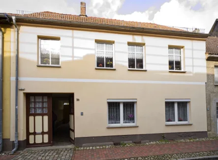 Vorderansicht - Haus kaufen in Gützkow - Reihenhaus mit Garten im Stadtzentrum