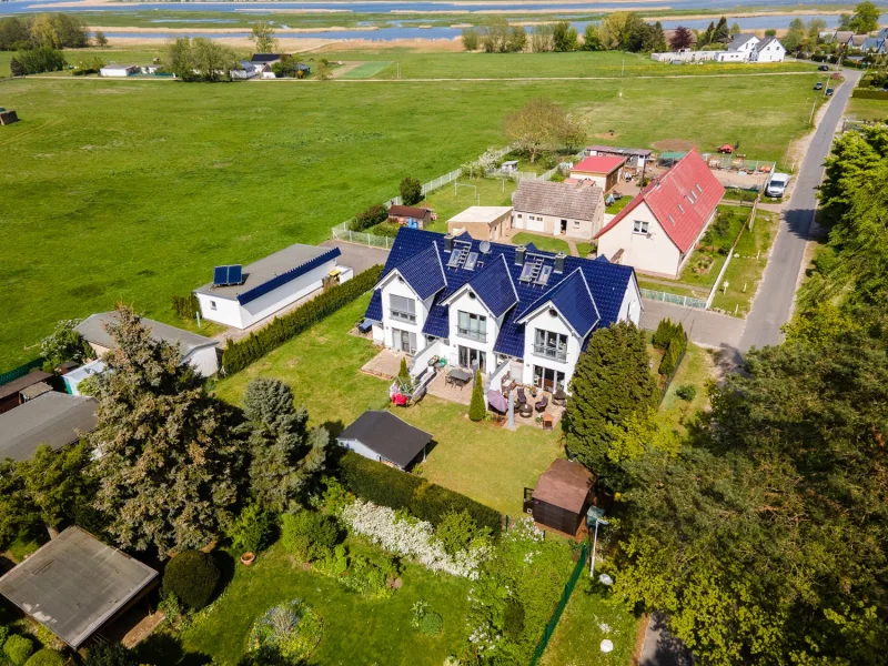 Luftbild mit Blick auf den Peenestrom