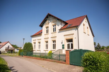 Ansicht von der Straße - Haus kaufen in Altwarp - Historisches Kapitänshaus mit Wasserblick