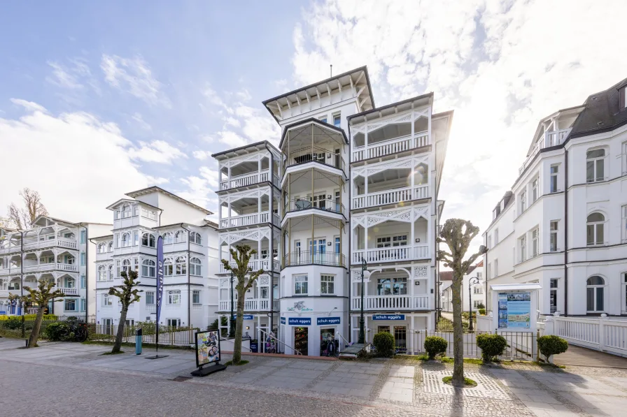 Hausansicht Strandpromendae - Wohnung kaufen in Ostseebad Binz - Eigentumswohnung mit zwei Balkonen am Ostseestrand in Binz