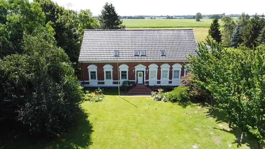 Vorderseite des Hauses - Haus kaufen in Medow - Kernsaniertes Landhaus mit Einliegerwohnung und großem Nebengelass