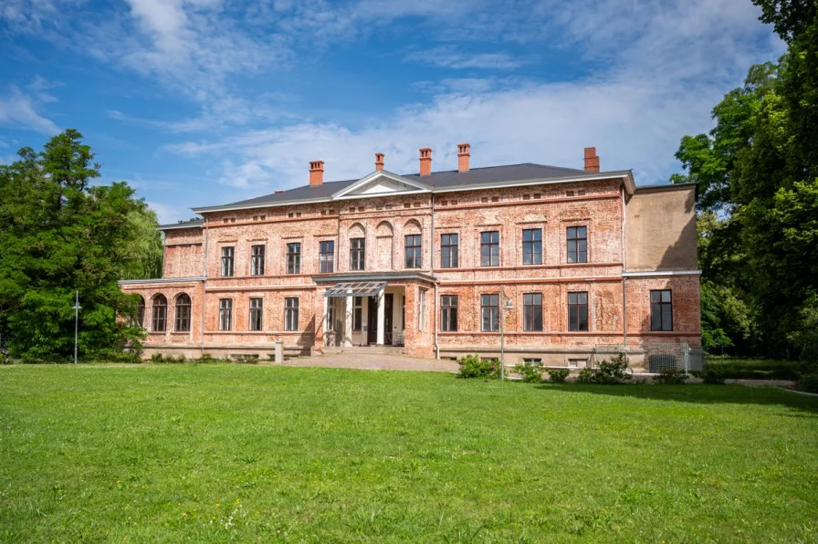 Vorderseite des Schlosses - Haus kaufen in Spantekow - Schloss mit Parkanlage sucht neue Visionäre, inkl. Wohnhaus, Marstall, Remise und Bullenstall