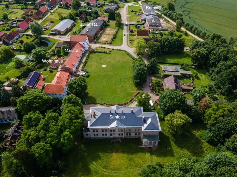 Luftbild vom Schloss und den Wirtschaftsgebäuden