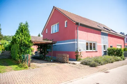 Wohnhaus Vorderseite - Haus kaufen in Ueckermünde - Gemütliche Doppelhaushälfte                                                   mit idyllischem Garten