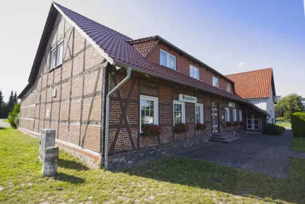 Ansicht auf den Eingang des Gasthofes - Haus kaufen in Süderholz - Traditionsreicher Gasthof mit Festsaal                             und Pension