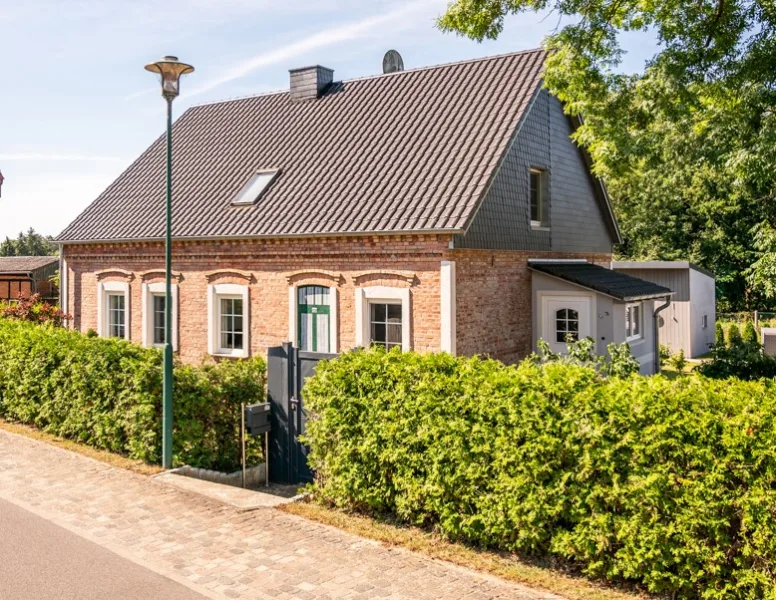 Ansicht von der Straße - Haus kaufen in Altwarp - Villa Mühlenblick - Traumhaft leben in Wassernähe mit eigenem Pool