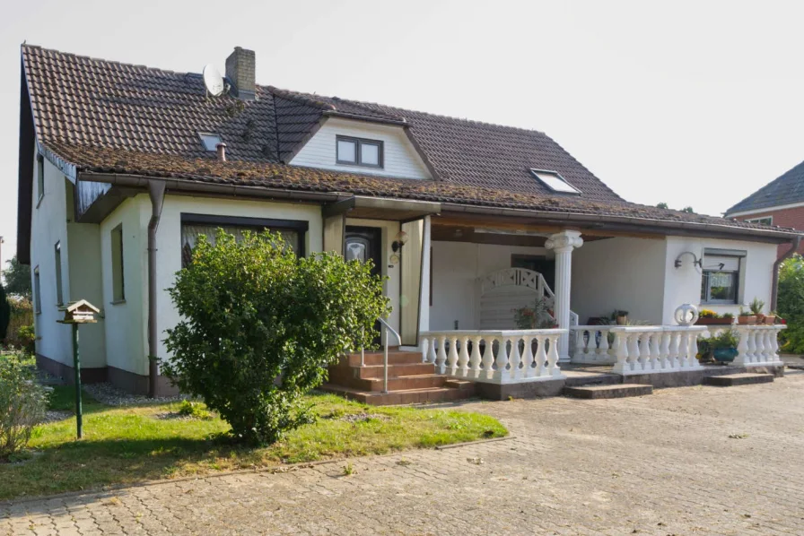 Rückseite des Hauses - Haus kaufen in Dargelin - Wohnhaus in Massivbauweise                                    mit 2 Eigentumswohnungen