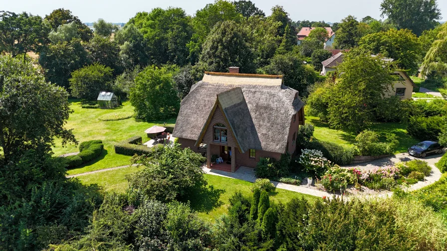 Hausansicht - Haus kaufen in Garz OT Groß Schoritz - Reetgedecktes Kleinod in direkter Wasserlage