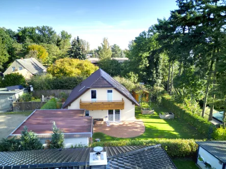 Luftbild - Haus kaufen in Diedrichshagen - Wohnglück in Stadtnähe                                                               mit kreativ gestaltetem Garten