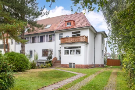 Straßenansicht - Haus kaufen in Stralsund - Familienidylle in bester Lage von Stralsund                                               mit Ausbaupotential