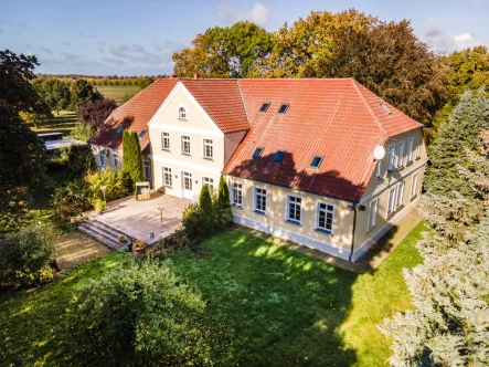 Luftaufnahme - Haus kaufen in Görmin - Herrschaftlich Residieren: Gutshaus auf großzügigem Anwesen