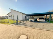 Hauseingang und Carport