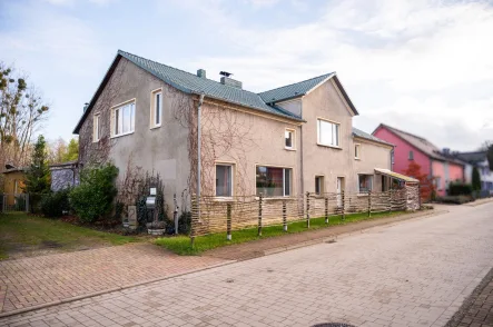 Vorderansicht des Mehrfamilienhauses - Haus kaufen in Ueckermünde - Idyllisches Wohn- und Ferien-Ensemble                                                         in Haffnähe mit Potential