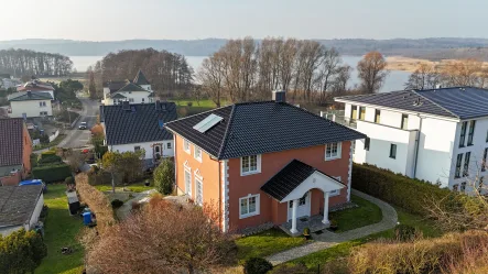 Hausansicht Rückseite mit Blick zum Schmachter See - Haus kaufen in Ostseebad Binz - Exklusive Seeblick-Villa in Binz – Mediterraner Charme trifft Ostsee-Flair