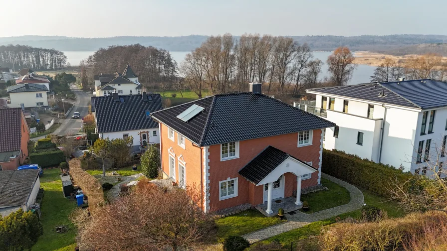 Hausansicht Rückseite mit Blick zum Schmachter See - Haus kaufen in Ostseebad Binz - Exklusive Seeblick-Villa in Binz – Mediterraner Charme trifft Ostsee-Flair