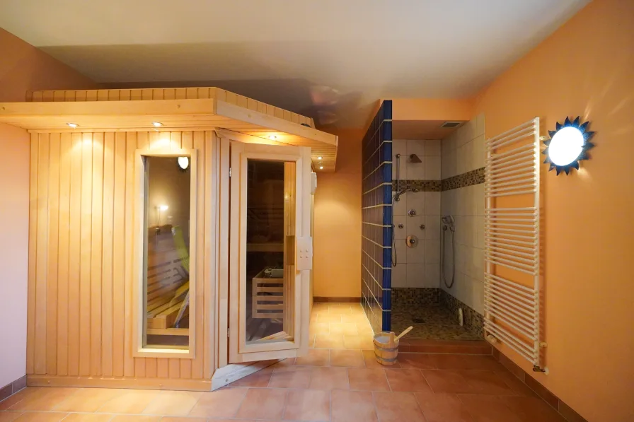 Wellnessbereich mit Sauna, Infrarotkabine und Dusche