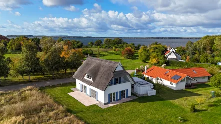 Außenansicht - Haus kaufen in Vaschvitz - Modernes Ferienhaus direkt am Wasser – Erstbezug