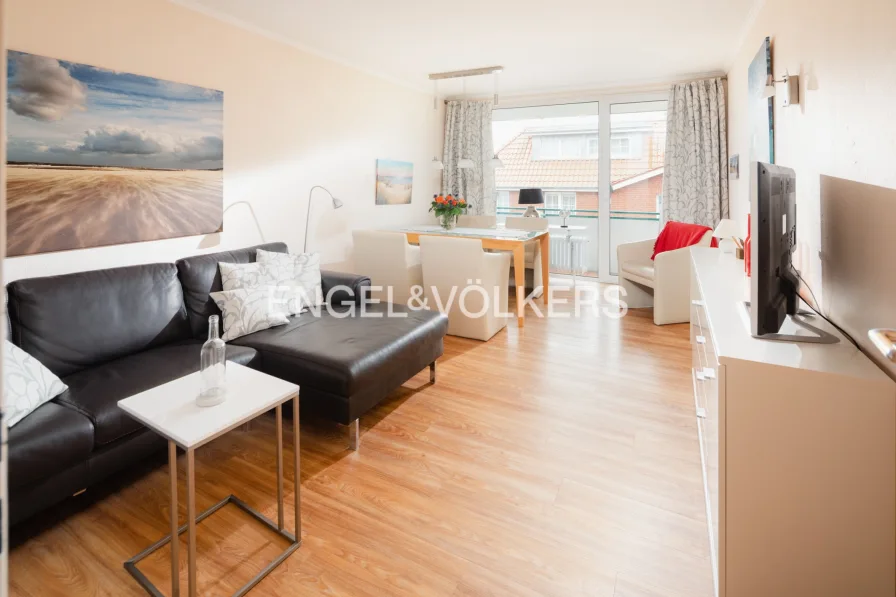 Wohnzimmer mit Südbalkon - Wohnung kaufen in Wangerooge - 50m² feine Perle im Klippersteven