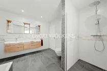 Modernes Badezimmer mit Badewanne & Dusche