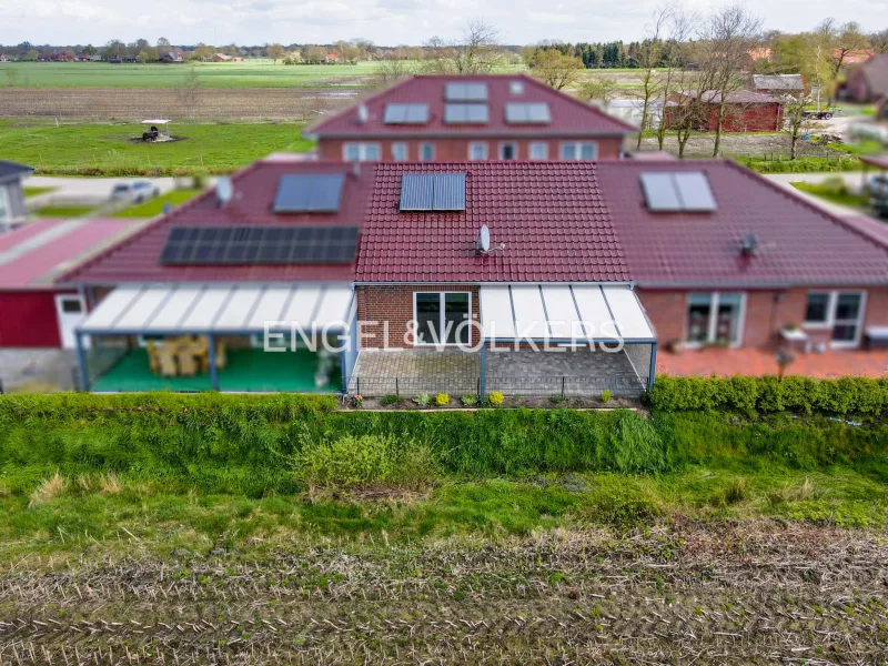 Objektansicht - Haus kaufen in Ihlow - Traumhaftes Wohnen auf einer Ebene: RMH mit Panoramablick ins Grüne!