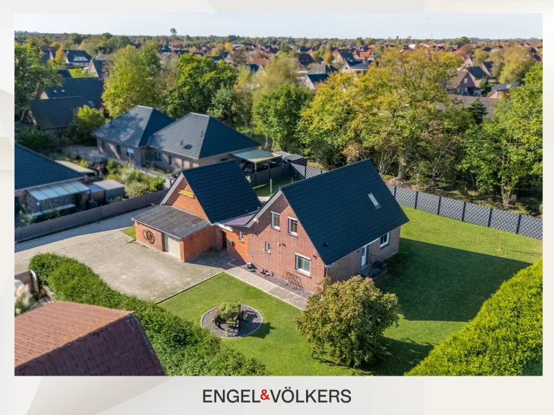 Frontansicht - Haus kaufen in Südbrookmerland - Modernisiertes Einfamilienhaus mit großem Garten - Sanierter Charme aus 1955