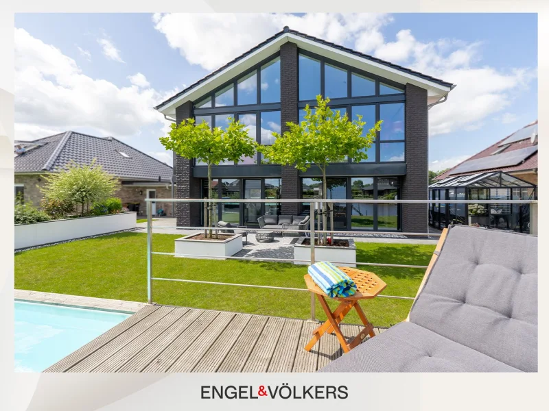 Rückansicht - Haus kaufen in Rhede - Exklusives Eigenheim mit Wasserlage, Swimming Pool und eigenem Bootssteg