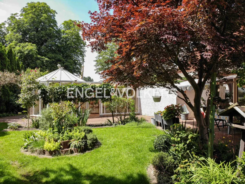 Ziergarten mit Blick auf den Wintergarten und die Terrasse