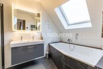 Badewanne im En-Suite-Badezimmer