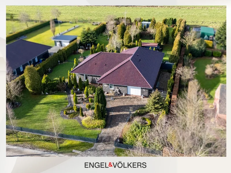 Luftbild - Haus kaufen in Südbrookmerland - Moderner Bungalow mit Wintergarten, großem Garten & Blick ins Grüne