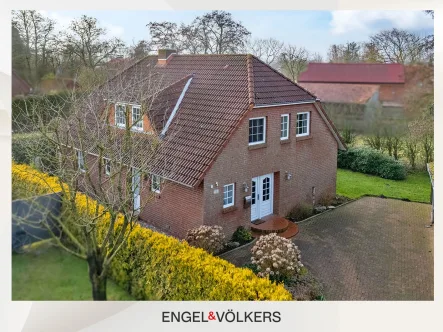 Frontansicht - Haus kaufen in Südbrookmerland - Familienidylle in ruhiger Sackgassenlage – Charmantes Einfamilienhaus mit großem Garten und Carport in Südbrookmerland