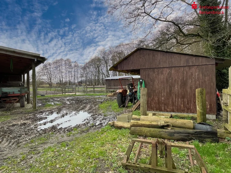 Holzlager und Geräteschuppen