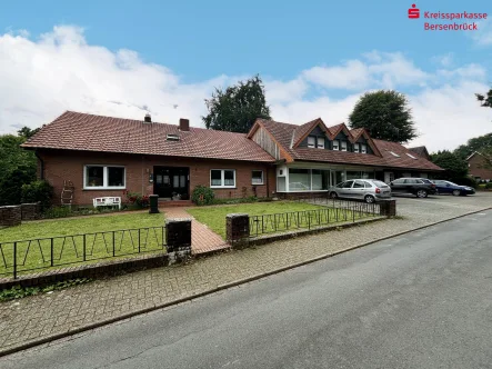 Straßenansicht - Haus kaufen in Bippen - Mehrfamilienhaus mit Gewerbeeinheit im Zentrum von Bippen