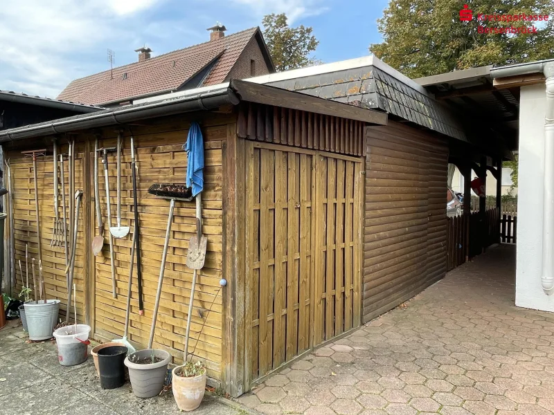 Schuppen hinter dem Carport