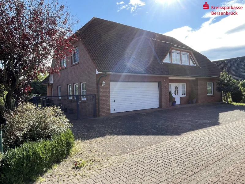 Nord-West-Ansicht Hof - Haus kaufen in Badbergen - Großes Einfamilienhaus mit großem Garten in Badberger Siedlung