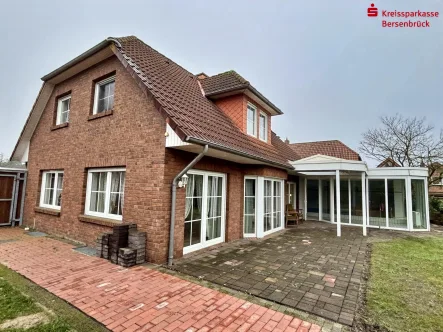 Rückansicht Wohnhaus - Haus kaufen in Eggermühlen - Einfamilienhaus mit Schwimmbad in Eggermühlen