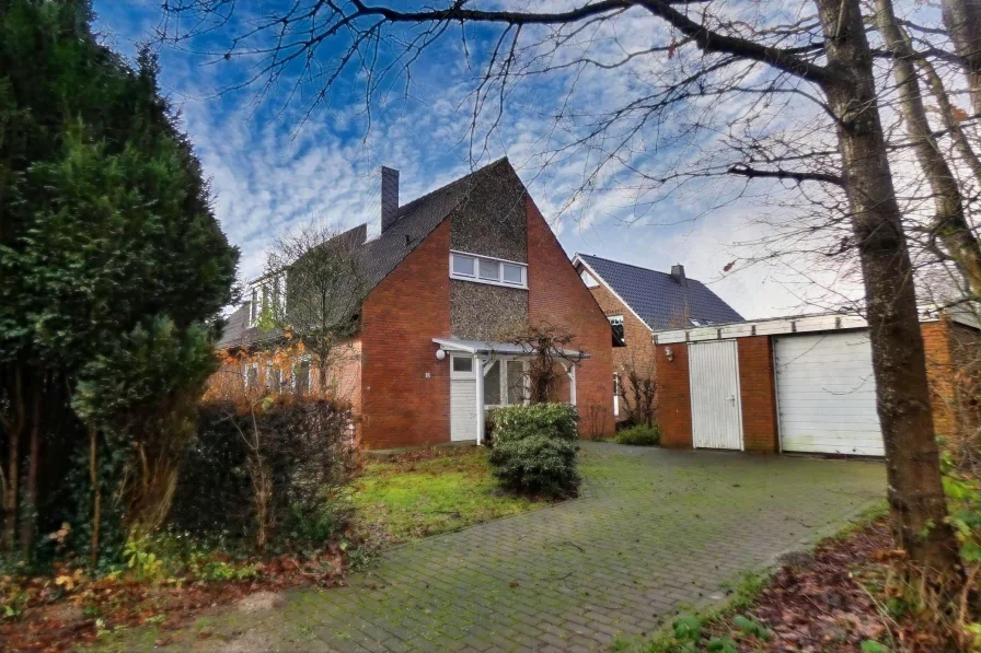 Hauseingang und Garage - Haus kaufen in Cuxhaven - Großzügiges Einfamilienhaus in ruhiger Lage 