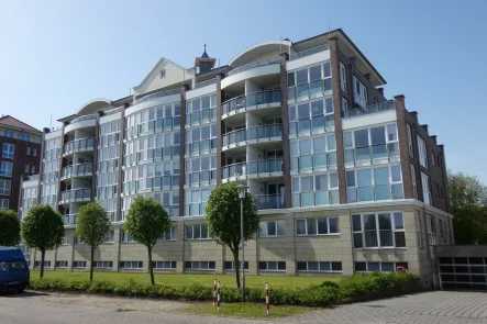 Hausansicht (Whg.unten rechts) - Wohnung kaufen in Cuxhaven - Leben in 1. Reihe am Weltschifffahrtsweg