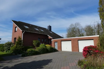 Hausansicht und Garagen - Haus kaufen in Cuxhaven - Zweifamilienhaus in idyllischer Lage