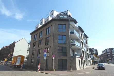 Hausansicht - Wohnung kaufen in Cuxhaven - Einmaliges Wohnerlebnis über den Dächern der Stadt