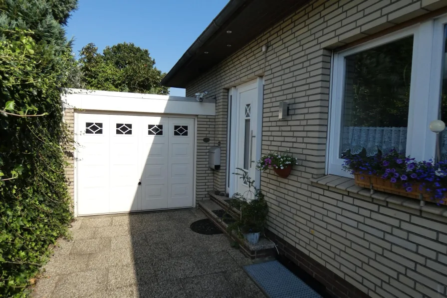 Eingangsbereich und Garage