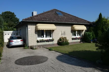 Hausansicht mit Garage - Haus kaufen in Cuxhaven - Ebenerdig Wohnen in ruhiger Lage