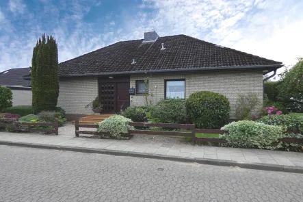 Hausansicht - Haus kaufen in Cuxhaven - Charmanter Bungalow mit Ausbaureserve
