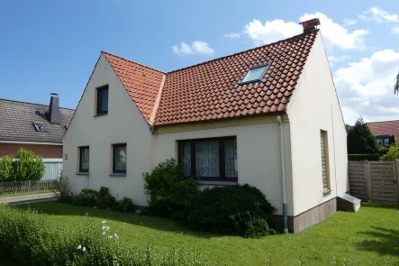 Hausansicht - Haus kaufen in Cuxhaven - Erweitertes Siedlungshaus mit großem Grundstück