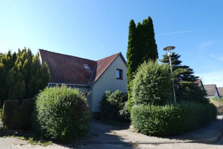 Haus Osten - Haus kaufen in Cuxhaven - Einfamilienhaus mit Garage und Nebengebäude